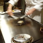 銀座うかい亭 - 鮑に火を入れて行く