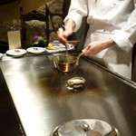 銀座うかい亭 - 鮑の肝ソースを作る