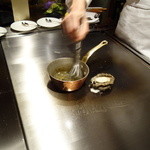 銀座うかい亭 - 鮑の肝ソースを作る