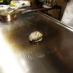 銀座うかい亭 - 鮑に火を入れて行く