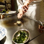 銀座うかい亭 - 火の入った鮑を切り分けます。