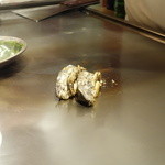 銀座うかい亭 - 火の入った鮑を切り分けます。