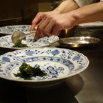 銀座うかい亭 - 火の入った鮑を切り分けます。