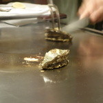 銀座うかい亭 - 火の入った鮑を切り分けます。