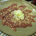 もつ焼屋　太郎坊 - 牛レバ刺しです　日本ではもう食べられませんね