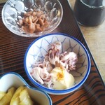 モリモア - 付け合わせ(塩辛、ゲソ、玉ねぎの醤油漬け)