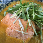 ラーメン イッケン - パテと水菜の下にキノコ炒めがたっぷり入ってます！