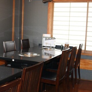 リニューアルされた綺麗な店内。備長炭で焼き上げる和牛に舌鼓