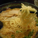 よってこや - 麺はやや細ややストレート麺。