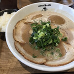 Tonkotsu Shouyu Ramen Nakashou - いつからか？チャーシューが丸いタイプに
                        変わっています。
                        