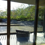 ムニ キョウト - お部屋から見た滝の様なお庭と、ベランダ