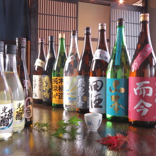 享受自然风格的创意日本日本料理和与之相伴的清酒。