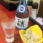 川崎屋 - 冷酒「山丹正宗」と付き出し。
