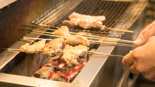 Sumiyaki Sumire - 地鶏鍋の炭焼盛り合わせの焼風景