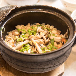 The `` Kamameshi (rice cooked in a pot)'' cooked in an earthenware pot is a must-try, and is very popular with regular customers!