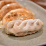 鳥道酒場 - 鶏餃子（5個）@390円：別角度にて。