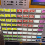 つきみ野大勝軒 - 券売機… 入り口には、消毒のためのアルコールが
      
      置いてあります。　消毒を済ませて券売機へ
      
      券を買ってから並びます。