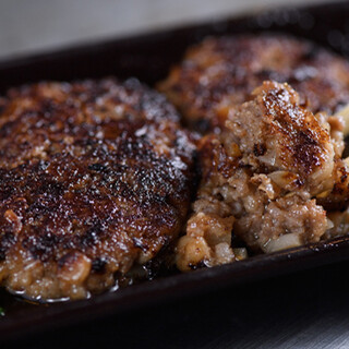 売切御免！当店名物の特製ハンバーグも大人気です。