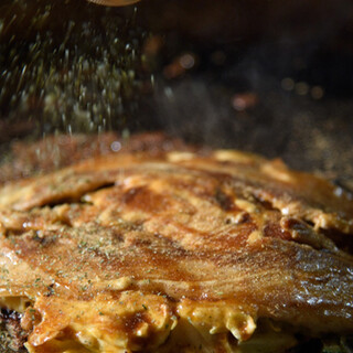 はみ出るほど大きな豚肉がドドーンと！豚玉は必食です♪