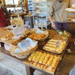 森のパン屋さん くるりん - 店内のパン