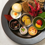 GIORONE - 日本料理の趣向を取り入れた前菜は見た目も華やか。