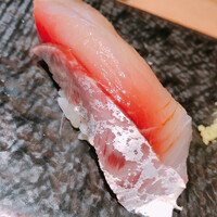鮨 やまけん 銀座店 - 十日熟成のボラ。初めてです。ボラの生をいただくのは。