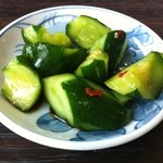 手打ちそば工房 若月 - お通し（きゅうりの漬物）