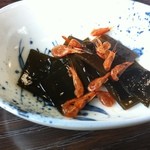 手打ちそば工房 若月 - お通し（昆布と桜えびの煮物）