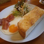 カフェ ジートレス - モーニング（洋食セット）隠れていますが、目玉焼きはダブルです！