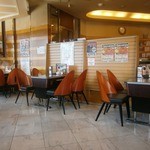 カフェ ジートレス - 店内②懐かしのゲーム内蔵テーブルが３機ありました。