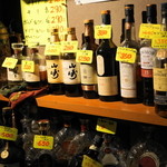STAND PUB NARU - 2012.7 店内は値札付きの酒瓶が並びます