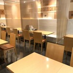 Sushidokoro Tsukumo - 4人掛けのテーブルで広々とお食事をお楽しみください！