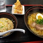 中華料理 和 - セット\950。やきめしと、しょうゆラーメン。唐揚げつき。