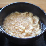 手打ちうどん ろくでなし - 揚げ玉たっぷり投入のつゆ