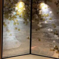 神戸牛 しゃぶしゃぶ おもき 離れ 銀座店 - 正面に紅葉の屏風