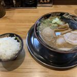 関西 風来軒 - Wスープラーメン半熟煮玉子入り、サービスライス♪