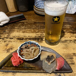 炭焼鮮家　たま鳥 - まずは生ビール（480円）＆お通し。
このお通しだけでビール一杯空けちゃった。^^;