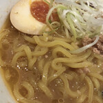 魚べい - コク旨味噌ラーメンの麺をアップで