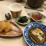 日本橋蛎殻町 すぎた - 酒肴：あん肝、数の子、筋子、鮑の肝、新政