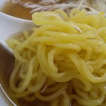 喜来福 - 麺リフト下手なので、レンゲにて。艶々の麺です！