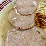 双喜紋 - ラーメンはニンニク・辛味アリアリのネギ抜き
      で超コッテリ仕様です。チャーシュー
