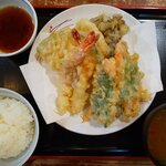 Kozakana Tempura Ookamado Meshi Tempuu - サーモンと海老の天ぷら定食：880円