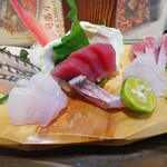 すし太郎 - 写真前に食べちゃった。このピンクの皮の魚、コリコリ！