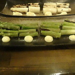 ぼうの - グリーンアスパラガスの炭火焼き（７４０円）とホワイトアスパラガスの炭火焼き（７８０円）