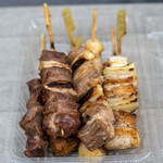 やきとりひびき - 料理写真:2020.10 特撰かしら（160円）、黒豚バラ串（240円）、特上焼きトン串（260円）、豚タン（160円）、豚トマくん（120円）、せせり串（160円）、ぼんぢり串（160円）