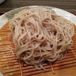 釜家 - 更科系の日本そば。麺の上には、ところどころそばガラっぽいものも見えていて、おそらく純粋な更科そばではありません。風味を出すためにそばガラをちょっと使ってるのかも。あと、大盛りだとちゃんと量もあります。安心です。