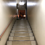 hou - この階段をのぼります。