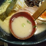 慶みん - クリーミーな豚骨スープ