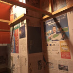 POCHA - 店内の壁は韓国の新聞