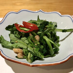 一碗水 - 虲米拌蒿萵(春菊と干し海老、にんにくの中国式温かいサラダ)
